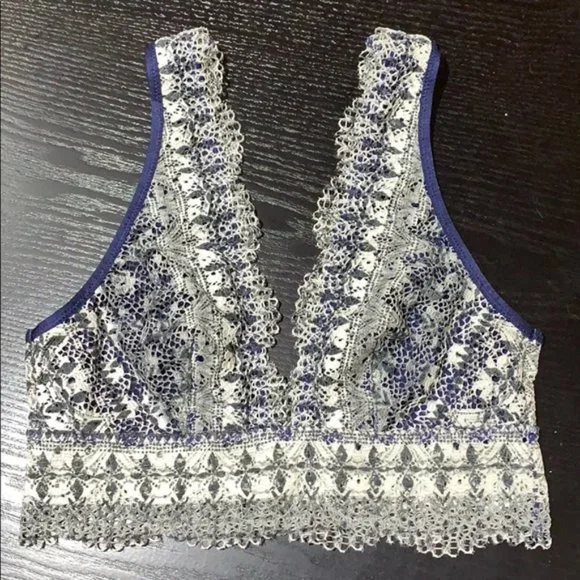 NWOT Victoria’s Secret lace plunge bralette - Picture 4 of 8
